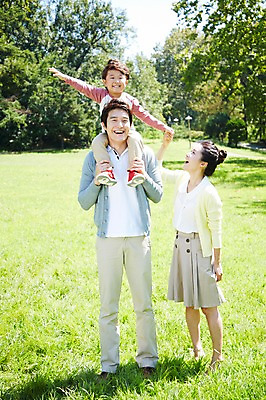 포토 JPG 주간 전신 나무 식물 라이프스타일 공원 여자 남자 행복 아들 여유 어린이 가족 놀이 엄마 서기 미소 웃음 사람 동양인 소년 잔디 성인 야외 앞모습 세명 30대 부모 소풍 한국인 자녀 목말 아빠 상쾌 국내포토 자연요소 공공시설 감정 뷰포인트 관계 모션 표정 인종 생활 장년 야외활동 파일형식