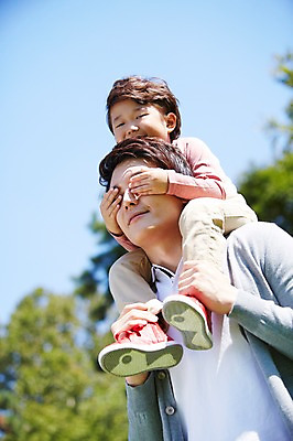 포토 JPG 주간 나무 식물 라이프스타일 공원 남자 행복 아들 여유 어린이 로우앵글 장난 가족 놀이 미소 웃음 사람 동양인 소년 성인 야외 두명 아웃포커스 30대 부모 소풍 한국인 자녀 눈가림 목말 아빠 상쾌 부자지간 남자만 국내포토 자연요소 공공시설 감정 뷰포인트 관계 모션 촬영기법 표정 인종 생활 장년 야외활동 가림 파일형식