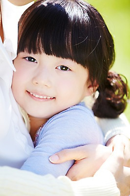 포토 JPG 주간 라이프스타일 여자 행복 여유 어린이 가족 안기 포옹 미소 웃음 사람 동양인 소녀 상반신 야외 두명 옆모습 아웃포커스 소풍 한국인 상쾌 여자만 어린이만 국내포토 자연요소 감정 뷰포인트 관계 모션 촬영기법 표정 인종 생활 야외활동 파일형식