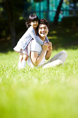 포토 JPG 주간 전신 라이프스타일 공원 여자 남자 딸 행복 여유 어린이 가족 안기 서기 미소 웃음 사람 앉기 동양인 소녀 잔디 성인 야외 두명 옆모습 아웃포커스 30대 부모 소풍 한국인 자녀 아빠 상쾌 부녀 국내포토 자연요소 식물 공공시설 감정 뷰포인트 관계 모션 촬영기법 표정 인종 생활 장년 야외활동 파일형식