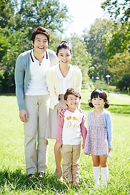 포토 JPG 주간 전신 나무 식물 라이프스타일 공원 여자 남자 딸 행복 아들 여유 어린이 가족 엄마 서기 미소 웃음 사람 동양인 소녀 소년 잔디 여러명 성인 야외 앞모습 아웃포커스 30대 부모 소풍 한국인 자녀 아빠 가족사진 상쾌 국내포토 자연요소 공공시설 감정 뷰포인트 다수 관계 모션 촬영기법 표정 인종 생활 장년 야외활동 파일형식 단체사진