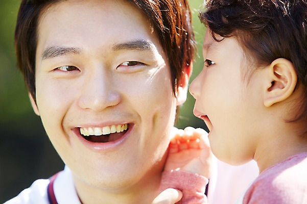 포토 JPG 주간 라이프스타일 공원 남자 행복 아들 여유 얼굴 어린이 가족 미소 웃음 사람 동양인 소년 상반신 성인 야외 두명 아웃포커스 신체부위 30대 부모 소풍 한국인 자녀 아빠 귓속말 상쾌 부자지간 남자만 국내포토 자연요소 공공시설 감정 관계 촬영기법 표정 인종 생활 장년 야외활동 파일형식