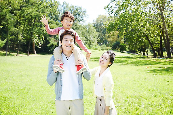 포토 JPG 주간 나무 식물 라이프스타일 공원 여자 남자 행복 아들 여유 어린이 가족 놀이 엄마 미소 웃음 사람 동양인 소년 잔디 성인 야외 앞모습 아웃포커스 세명 30대 부모 소풍 한국인 자녀 목말 아빠 상쾌 국내포토 자연요소 공공시설 감정 뷰포인트 관계 모션 촬영기법 표정 인종 생활 장년 야외활동 파일형식