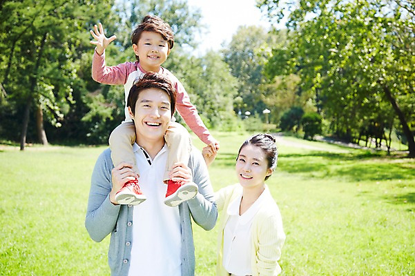 포토 JPG 주간 나무 식물 라이프스타일 공원 여자 남자 행복 아들 여유 어린이 가족 놀이 엄마 미소 웃음 사람 동양인 소년 잔디 성인 야외 앞모습 아웃포커스 세명 30대 부모 소풍 한국인 자녀 목말 아빠 상쾌 국내포토 자연요소 공공시설 감정 뷰포인트 관계 모션 촬영기법 표정 인종 생활 장년 야외활동 파일형식