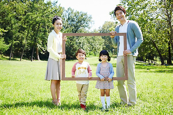 포토 JPG 주간 전신 나무 식물 라이프스타일 공원 여자 남자 딸 행복 아들 여유 어린이 액자 가족 엄마 프레임 서기 미소 웃음 들기 사람 동양인 소녀 소년 잔디 여러명 성인 야외 앞모습 30대 부모 소풍 한국인 자녀 아빠 가족사진 상쾌 사진틀 국내포토 자연요소 공공시설 감정 뷰포인트 다수 관계 모션 표정 틀 인종 생활 장년 야외활동 파일형식 단체사진