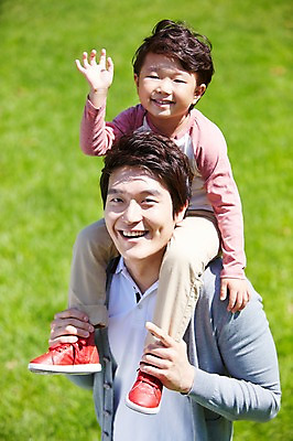 포토 JPG 주간 라이프스타일 공원 남자 행복 아들 여유 어린이 가족 놀이 미소 웃음 사람 동양인 소년 잔디 성인 야외 두명 앞모습 아웃포커스 30대 부모 소풍 한국인 자녀 목말 아빠 상쾌 부자지간 남자만 국내포토 자연요소 식물 공공시설 감정 뷰포인트 관계 모션 촬영기법 표정 인종 생활 장년 야외활동 파일형식