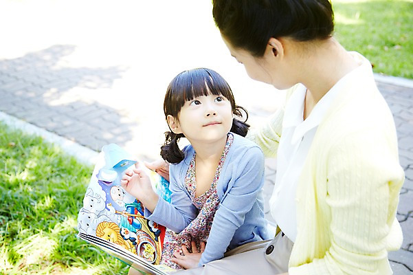 포토 JPG 주간 라이프스타일 공원 여자 딸 행복 여유 어린이 가족 모녀 엄마 사람 앉기 동양인 소녀 잔디 성인 야외 두명 아웃포커스 책 30대 부모 독서 소풍 마주보기 한국인 자녀 상쾌 동화책 여자만 국내포토 자연요소 식물 공공시설 감정 관계 모션 촬영기법 인종 생활 장년 야외활동 파일형식