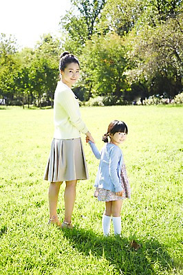 포토 JPG 주간 전신 나무 식물 라이프스타일 공원 여자 딸 행복 여유 어린이 가족 모녀 엄마 서기 미소 웃음 사람 동양인 소녀 잔디 성인 야외 두명 옆모습 30대 부모 소풍 손잡기 산책 한국인 자녀 상쾌 여자만 국내포토 자연요소 공공시설 감정 뷰포인트 관계 모션 휴식 표정 인종 생활 장년 야외활동 파일형식