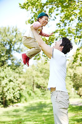 포토 JPG 주간 나무 식물 모자 라이프스타일 공원 남자 행복 아들 여유 어린이 장난 가족 안기 놀이 서기 미소 웃음 사람 동양인 소년 잔디 성인 야외 두명 옆모습 아웃포커스 30대 부모 소풍 한국인 자녀 아빠 상쾌 비행기놀이 부자지간 남자만 국내포토 자연요소 잡화 공공시설 감정 뷰포인트 관계 모션 촬영기법 표정 인종 생활 장년 야외활동 파일형식