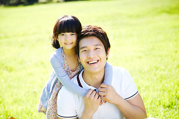 포토 JPG 주간 라이프스타일 공원 여자 남자 딸 행복 여유 어린이 가족 안기 미소 웃음 사람 동양인 소녀 잔디 상반신 성인 야외 두명 앞모습 아웃포커스 30대 부모 소풍 한국인 자녀 아빠 상쾌 부녀 국내포토 자연요소 식물 공공시설 감정 뷰포인트 관계 모션 촬영기법 표정 인종 생활 장년 야외활동 파일형식
