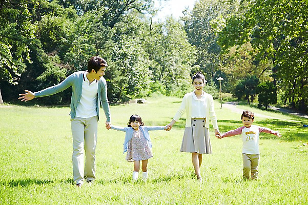 포토 JPG 주간 전신 나무 식물 라이프스타일 공원 여자 남자 딸 행복 아들 여유 어린이 가족 엄마 서기 미소 웃음 사람 동양인 소녀 소년 잔디 여러명 성인 야외 앞모습 30대 부모 소풍 걷기 손잡기 산책 한국인 자녀 아빠 상쾌 국내포토 자연요소 공공시설 감정 뷰포인트 다수 관계 모션 휴식 표정 인종 생활 장년 야외활동 파일형식