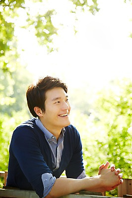 포토 JPG 주간 나무 식물 라이프스타일 응시 공원 남자 휴식 한명 미소 웃음 사람 동양인 상반신 성인 야외 옆모습 아웃포커스 30대 울타리 소풍 한국인 남자만 남자한명만 성인남자만 성인한명만 성인남자한명만 장년만 장년남자만 장년남자한명만 성인만 국내포토 자연요소 1 시선 공공시설 뷰포인트 컨셉 촬영기법 표정 인종 생활 장년 담장 야외활동 파일형식 시설