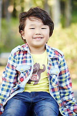 포토 JPG 주간 라이프스타일 공원 남자 어린이 한명 미소 웃음 사람 앉기 동양인 소년 야외 앞모습 아웃포커스 소풍 한국인 남자만 남자한명만 어린이만 소년한명만 국내포토 자연요소 1 공공시설 뷰포인트 모션 촬영기법 표정 인종 생활 야외활동 소년만 파일형식 시설