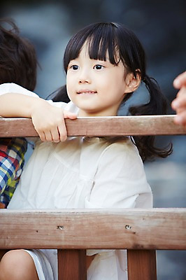 포토 JPG 주간 라이프스타일 응시 여자 어린이 동물원 한명 미소 웃음 사람 동양인 소녀 상반신 야외 앞모습 아웃포커스 울타리 소풍 한국인 구경 여자만 여자한명만 어린이만 소녀한명만 국내포토 자연요소 1 시선 뷰포인트 촬영기법 표정 인종 생활 담장 야외활동 소녀만 파일형식