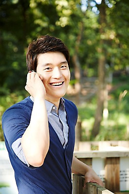 포토 JPG 주간 나무 식물 라이프스타일 공원 남자 휴식 한명 미소 웃음 사람 동양인 상반신 성인 야외 아웃포커스 30대 스마트폰 울타리 소풍 한국인 통화 남자만 남자한명만 성인남자만 성인한명만 성인남자한명만 장년만 장년남자만 장년남자한명만 성인만 국내포토 자연요소 1 공공시설 컨셉 모션 촬영기법 표정 인종 생활 장년 핸드폰 스마트기기 담장 야외활동 파일형식 전자제품 시설