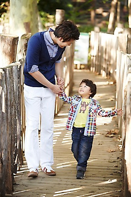 포토 JPG 주간 전신 라이프스타일 공원 남자 아들 어린이 가족 미소 웃음 사람 동양인 소년 성인 야외 두명 앞모습 아웃포커스 30대 울타리 부모 소풍 마주보기 걷기 손잡기 산책 산책로 한국인 자녀 아빠 부자지간 남자만 국내포토 자연요소 공공시설 길 뷰포인트 관계 모션 휴식 촬영기법 표정 인종 생활 장년 담장 야외활동 파일형식 컨셉 시설