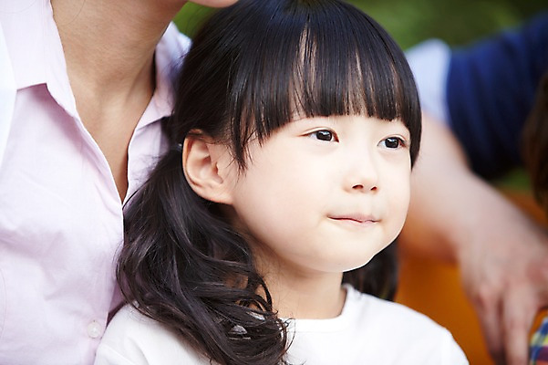 포토 JPG 주간 라이프스타일 응시 여자 딸 어린이 가족 사람 동양인 소녀 상반신 성인 야외 앞모습 아웃포커스 30대 부모 소풍 한국인 자녀 여자만 국내포토 자연요소 시선 뷰포인트 관계 촬영기법 인종 생활 장년 야외활동 파일형식