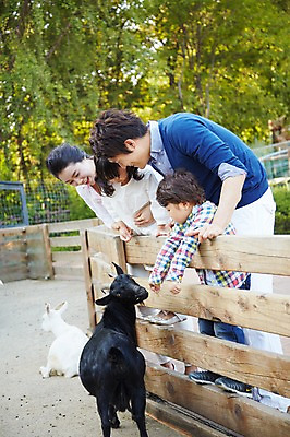 포토 JPG 주간 나무 식물 동물 라이프스타일 여자 남자 딸 아들 어린이 가족 엄마 염소 동물원 서기 미소 웃음 사람 동양인 소녀 소년 여러명 성인 야외 옆모습 30대 울타리 부모 소풍 한국인 자녀 아빠 구경 흑염소 국내포토 자연요소 뷰포인트 다수 포유류 관계 모션 표정 인종 생활 장년 담장 야외활동 파일형식