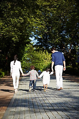 포토 JPG 주간 전신 나무 식물 라이프스타일 공원 여자 남자 딸 아들 어린이 가족 엄마 사람 동양인 소녀 소년 여러명 성인 야외 뒷모습 아웃포커스 30대 부모 소풍 걷기 손잡기 산책 산책로 한국인 자녀 아빠 국내포토 자연요소 공공시설 길 뷰포인트 다수 관계 모션 휴식 촬영기법 인종 생활 장년 야외활동 파일형식 컨셉 시설