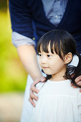 포토 JPG 주간 라이프스타일 응시 여자 남자 딸 어린이 가족 사람 동양인 소녀 상반신 성인 야외 두명 앞모습 아웃포커스 30대 부모 소풍 한국인 자녀 아빠 부녀 국내포토 자연요소 시선 뷰포인트 관계 촬영기법 인종 생활 장년 야외활동 파일형식