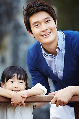 포토 JPG 주간 라이프스타일 응시 여자 남자 딸 어린이 가족 미소 웃음 사람 동양인 소녀 상반신 성인 야외 두명 앞모습 아웃포커스 30대 울타리 부모 소풍 한국인 자녀 아빠 부녀 국내포토 자연요소 시선 뷰포인트 관계 촬영기법 표정 인종 생활 장년 담장 야외활동 파일형식