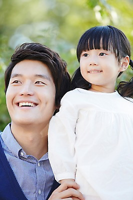 포토 JPG 주간 라이프스타일 응시 여자 남자 딸 어린이 가족 미소 웃음 사람 동양인 소녀 상반신 성인 야외 두명 앞모습 아웃포커스 30대 부모 소풍 한국인 자녀 아빠 부녀 국내포토 자연요소 시선 뷰포인트 관계 촬영기법 표정 인종 생활 장년 야외활동 파일형식