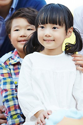 포토 JPG 주간 라이프스타일 응시 여자 남자 어린이 가족 미소 웃음 사람 동양인 소녀 소년 상반신 야외 두명 앞모습 아웃포커스 소풍 한국인 어린이만 국내포토 자연요소 시선 뷰포인트 관계 촬영기법 표정 인종 생활 야외활동 파일형식