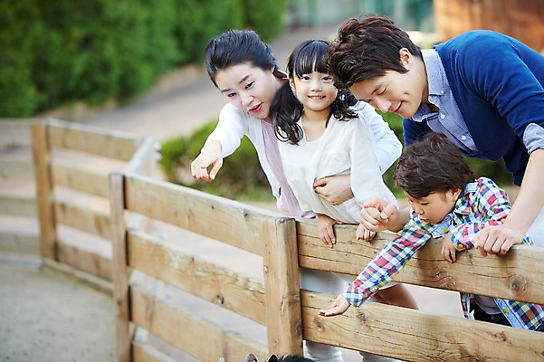 포토 JPG 주간 라이프스타일 여자 남자 딸 아들 어린이 가족 엄마 동물원 서기 미소 웃음 사람 동양인 소녀 소년 여러명 성인 야외 옆모습 아웃포커스 30대 울타리 부모 소풍 한국인 자녀 가리킴 아빠 구경 국내포토 자연요소 뷰포인트 다수 관계 모션 촬영기법 표정 인종 손짓 생활 장년 담장 야외활동 파일형식