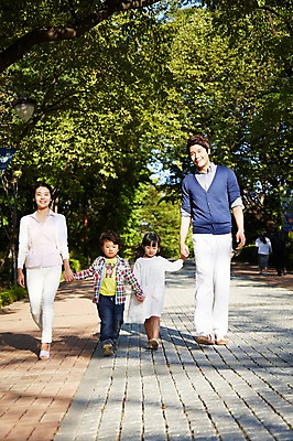 포토 JPG 주간 전신 나무 식물 라이프스타일 공원 여자 남자 딸 아들 어린이 가족 엄마 미소 웃음 사람 동양인 소녀 소년 여러명 성인 야외 앞모습 아웃포커스 30대 부모 소풍 걷기 손잡기 산책 산책로 한국인 자녀 아빠 국내포토 자연요소 공공시설 길 뷰포인트 다수 관계 모션 휴식 촬영기법 표정 인종 생활 장년 야외활동 파일형식 컨셉 시설