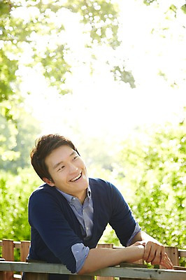 포토 JPG 주간 나무 식물 라이프스타일 응시 공원 남자 휴식 한명 미소 웃음 사람 동양인 상반신 성인 야외 옆모습 아웃포커스 30대 울타리 소풍 한국인 남자만 남자한명만 성인남자만 성인한명만 성인남자한명만 장년만 장년남자만 장년남자한명만 성인만 국내포토 자연요소 1 시선 공공시설 뷰포인트 컨셉 촬영기법 표정 인종 생활 장년 담장 야외활동 파일형식 시설