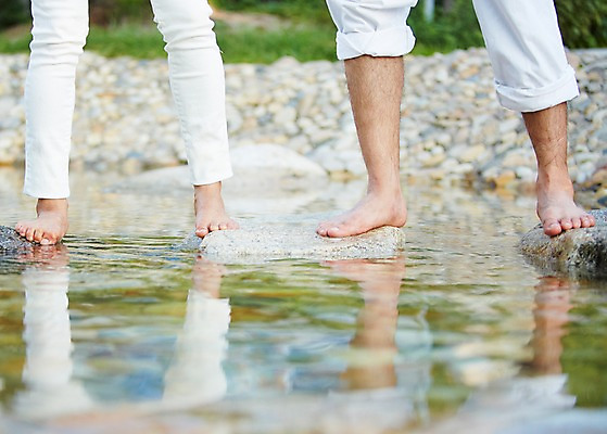 포토 JPG 주간 라이프스타일 부부 커플 여자 남자 행복 신체 맨발 발 물놀이 사람 성인 야외 두명 아웃포커스 신체부위 물 소풍 계곡 돌_바위 다리 즐거움 돌다리 성인만 국내포토 자연요소 감정 관계 놀이 촬영기법 생활 야외활동 다리_건축물 파일형식