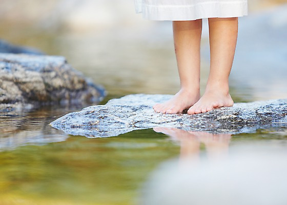 포토 JPG 주간 라이프스타일 여자 행복 어린이 신체 맨발 발 물놀이 한명 사람 소녀 야외 아웃포커스 신체부위 물 소풍 계곡 돌_바위 다리 즐거움 여자만 여자한명만 어린이만 소녀한명만 국내포토 자연요소 1 감정 놀이 촬영기법 생활 야외활동 소녀만 파일형식