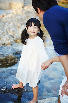 포토 JPG 주간 라이프스타일 여자 남자 딸 행복 어린이 가족 물놀이 서기 미소 웃음 사람 동양인 소녀 성인 야외 두명 아웃포커스 30대 부모 소풍 마주보기 계곡 손잡기 한국인 돌_바위 자녀 아빠 즐거움 돌다리 부녀 국내포토 자연요소 감정 관계 모션 놀이 촬영기법 표정 인종 생활 장년 야외활동 다리_건축물 파일형식