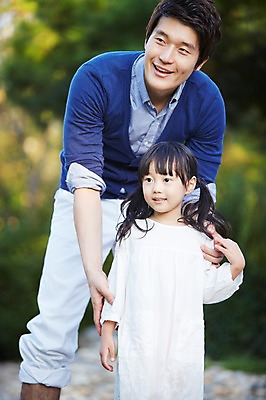 포토 JPG 주간 라이프스타일 응시 여자 남자 딸 행복 어린이 가족 물놀이 서기 미소 웃음 사람 동양인 소녀 성인 야외 두명 아웃포커스 30대 부모 소풍 계곡 한국인 자녀 아빠 즐거움 부녀 국내포토 자연요소 시선 감정 관계 모션 놀이 촬영기법 표정 인종 생활 장년 야외활동 파일형식