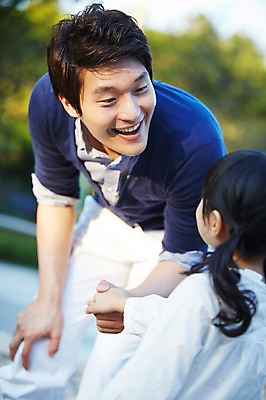 포토 JPG 주간 라이프스타일 여자 남자 딸 행복 어린이 가족 물놀이 미소 웃음 사람 동양인 소녀 성인 야외 두명 아웃포커스 30대 부모 소풍 마주보기 계곡 손잡기 한국인 자녀 아빠 즐거움 부녀 국내포토 자연요소 감정 관계 모션 놀이 촬영기법 표정 인종 생활 장년 야외활동 파일형식