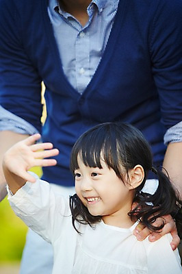 포토 JPG 주간 라이프스타일 응시 여자 남자 딸 행복 어린이 가족 물놀이 미소 웃음 사람 동양인 소녀 상반신 성인 야외 두명 앞모습 아웃포커스 30대 부모 소풍 계곡 한국인 자녀 아빠 즐거움 부녀 국내포토 자연요소 시선 감정 뷰포인트 관계 놀이 촬영기법 표정 인종 생활 장년 야외활동 파일형식