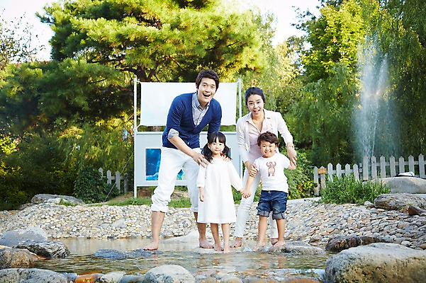 포토 JPG 주간 전신 나무 식물 라이프스타일 여자 남자 딸 행복 아들 어린이 가족 물놀이 엄마 서기 미소 웃음 사람 동양인 소녀 소년 여러명 성인 야외 앞모습 30대 울타리 부모 소풍 계곡 손잡기 한국인 돌_바위 자녀 아빠 즐거움 분수 돌다리 분수_분수대 국내포토 자연요소 감정 뷰포인트 다수 관계 모션 놀이 표정 인종 생활 장년 담장 야외활동 다리_건축물 분수대 파일형식