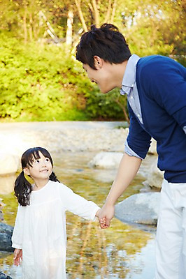 포토 JPG 주간 나무 식물 라이프스타일 여자 남자 딸 행복 어린이 가족 물놀이 서기 미소 웃음 사람 동양인 소녀 성인 야외 두명 옆모습 아웃포커스 30대 부모 소풍 마주보기 계곡 손잡기 한국인 자녀 아빠 즐거움 부녀 국내포토 자연요소 감정 뷰포인트 관계 모션 놀이 촬영기법 표정 인종 생활 장년 야외활동 파일형식