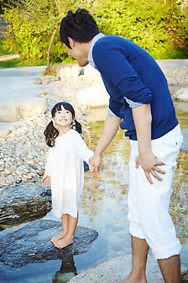 포토 JPG 주간 나무 식물 라이프스타일 여자 남자 딸 행복 어린이 가족 물놀이 서기 미소 웃음 사람 동양인 소녀 성인 야외 두명 옆모습 30대 부모 소풍 마주보기 계곡 손잡기 한국인 돌_바위 자녀 아빠 즐거움 돌다리 부녀 국내포토 자연요소 감정 뷰포인트 관계 모션 놀이 표정 인종 생활 장년 야외활동 다리_건축물 파일형식