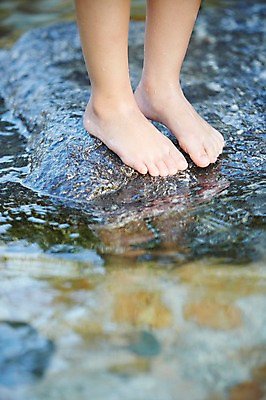 포토 JPG 주간 라이프스타일 행복 어린이 신체 맨발 발 물놀이 한명 사람 야외 아웃포커스 신체부위 물 소풍 계곡 돌_바위 다리 즐거움 어린이만 국내포토 자연요소 1 감정 놀이 촬영기법 생활 야외활동 파일형식
