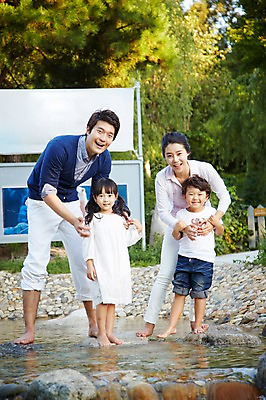 포토 JPG 주간 전신 나무 식물 라이프스타일 여자 남자 딸 행복 아들 어린이 가족 물놀이 엄마 서기 미소 웃음 사람 동양인 소녀 소년 여러명 성인 야외 앞모습 30대 부모 소풍 계곡 한국인 돌_바위 자녀 아빠 즐거움 돌다리 국내포토 자연요소 감정 뷰포인트 다수 관계 모션 놀이 표정 인종 생활 장년 야외활동 다리_건축물 파일형식