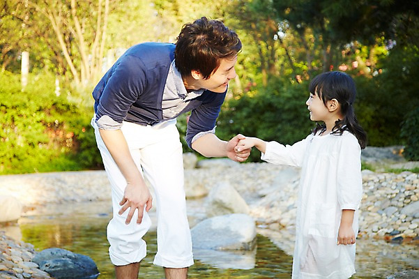 포토 JPG 주간 나무 식물 라이프스타일 여자 남자 딸 행복 어린이 가족 물놀이 서기 미소 웃음 사람 동양인 소녀 성인 야외 두명 앞모습 아웃포커스 30대 부모 소풍 마주보기 계곡 손잡기 한국인 자녀 아빠 즐거움 부녀 국내포토 자연요소 감정 뷰포인트 관계 모션 놀이 촬영기법 표정 인종 생활 장년 야외활동 파일형식