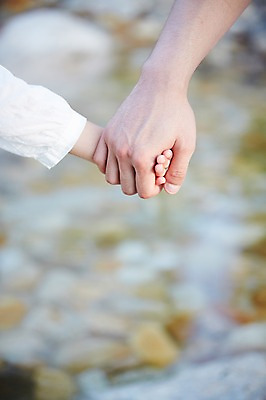 포토 JPG 주간 라이프스타일 손 딸 행복 어린이 신체 가족 물놀이 사람 성인 야외 두명 아웃포커스 신체부위 소풍 계곡 손잡기 아빠 즐거움 팔 부녀 국내포토 자연요소 감정 관계 모션 놀이 촬영기법 생활 야외활동 파일형식