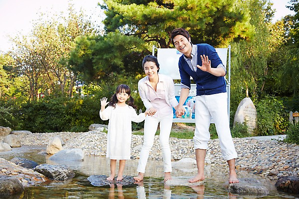 포토 JPG 주간 전신 나무 식물 라이프스타일 여자 남자 딸 행복 어린이 가족 물놀이 엄마 서기 미소 웃음 사람 동양인 소녀 성인 야외 앞모습 세명 30대 부모 소풍 계곡 손잡기 한국인 돌_바위 자녀 아빠 즐거움 손인사 돌다리 국내포토 자연요소 감정 뷰포인트 관계 모션 놀이 표정 인종 생활 장년 야외활동 다리_건축물 인사 파일형식