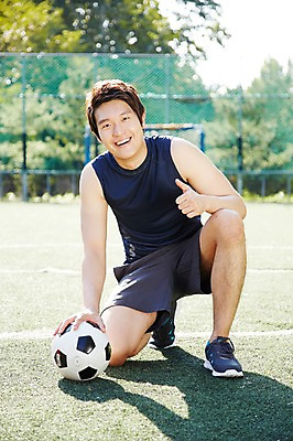 포토 JPG 주간 전신 나무 식물 라이프스타일 공원 남자 축구공 공 그림자 한명 미소 웃음 사람 앉기 동양인 손짓 잔디 성인 야외 앞모습 아웃포커스 30대 울타리 운동복 운동 축구 한국인 최고 감독 목표 즐거움 남자만 남자한명만 성인남자만 성인한명만 성인남자한명만 장년만 장년남자만 장년남자한명만 성인만 국내포토 자연요소 직업 1 옷 공공시설 감정 뷰포인트 컨셉 축구용품 모션 촬영기법 표정 건강 인종 생활 장년 담장 구기 파일형식