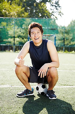 포토 JPG 주간 전신 나무 식물 라이프스타일 공원 남자 축구공 공 그림자 한명 미소 웃음 사람 앉기 동양인 잔디 성인 야외 앞모습 아웃포커스 30대 울타리 운동복 운동 축구 한국인 감독 목표 즐거움 남자만 남자한명만 성인남자만 성인한명만 성인남자한명만 장년만 장년남자만 장년남자한명만 성인만 국내포토 자연요소 직업 1 옷 공공시설 감정 뷰포인트 컨셉 축구용품 모션 촬영기법 표정 건강 인종 생활 장년 담장 구기 파일형식