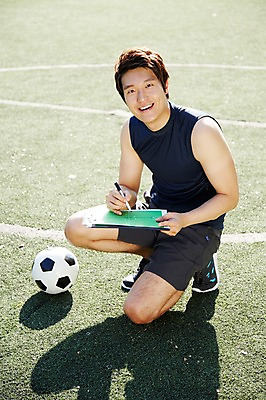 포토 JPG 주간 전신 라이프스타일 공원 남자 축구공 공 그림자 한명 미소 웃음 사람 앉기 동양인 잔디 성인 야외 앞모습 30대 운동복 운동 펜 축구 한국인 감독 목표 즐거움 서류판 남자만 남자한명만 성인남자만 성인한명만 성인남자한명만 장년만 장년남자만 장년남자한명만 성인만 국내포토 자연요소 식물 직업 1 옷 공공시설 감정 뷰포인트 컨셉 축구용품 모션 표정 건강 인종 생활 장년 필기구 구기 사무용품 파일형식