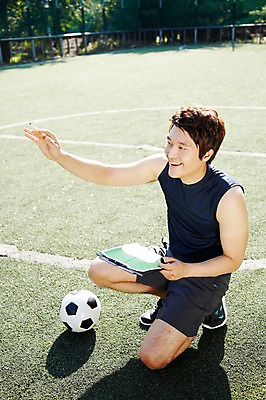 포토 JPG 주간 전신 라이프스타일 응시 공원 남자 축구공 공 그림자 한명 미소 웃음 사람 앉기 동양인 잔디 성인 야외 옆모습 30대 울타리 운동복 운동 펜 축구 한국인 감독 목표 즐거움 서류판 남자만 남자한명만 성인남자만 성인한명만 성인남자한명만 장년만 장년남자만 장년남자한명만 성인만 국내포토 자연요소 식물 직업 1 시선 옷 공공시설 감정 뷰포인트 컨셉 축구용품 모션 표정 건강 인종 생활 장년 담장 필기구 구기 사무용품 파일형식