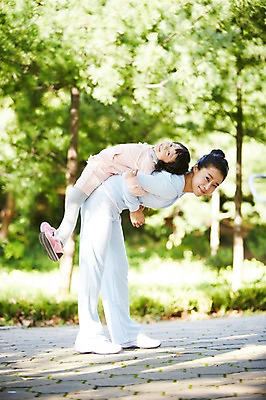 포토 JPG 주간 전신 나무 식물 라이프스타일 공원 여자 딸 어린이 포즈 가족 모녀 엄마 건강 숙이기 허리숙이기 서기 미소 웃음 사람 동양인 소녀 성인 야외 두명 옆모습 아웃포커스 30대 운동복 부모 운동 스트레칭 한국인 등맞대기 자녀 목표 즐거움 체조 커플체조 여자만 국내포토 자연요소 옷 공공시설 감정 뷰포인트 컨셉 관계 모션 촬영기법 표정 인종 생활 장년 파일형식