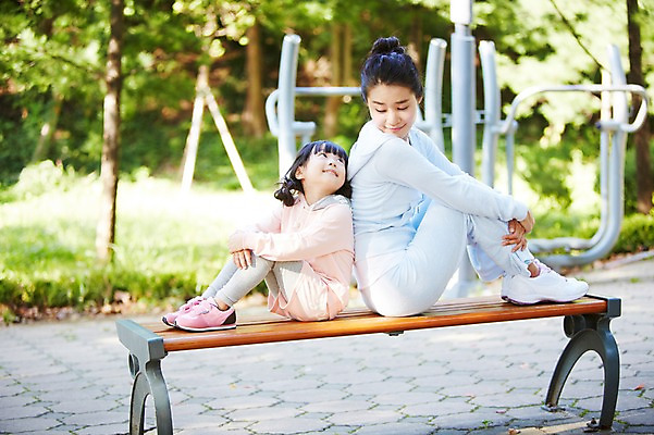 포토 JPG 주간 전신 나무 식물 라이프스타일 공원 여자 딸 어린이 벤치 의자 가족 모녀 엄마 휴식 건강 미소 웃음 사람 앉기 동양인 소녀 성인 야외 두명 옆모습 아웃포커스 30대 운동복 부모 운동 마주보기 운동기구 산책 한국인 등맞대기 자녀 뒤돌아보기 목표 즐거움 여자만 국내포토 자연요소 옷 공공시설 감정 뷰포인트 가구 컨셉 관계 모션 촬영기법 표정 인종 생활 장년 헬스 파일형식